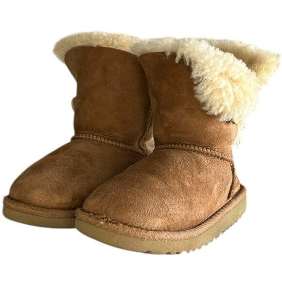 Unisex Kids UGG Bailey Button 5991T Suede Faux Fur Lined Snow Boot Size 11 Brown - Picture 2 of 6